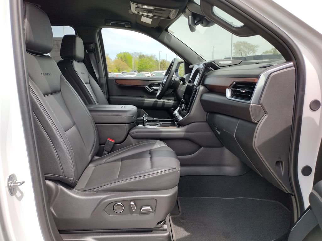 Used 2025 GMC Yukon XL Denali AWD/4WD image 12