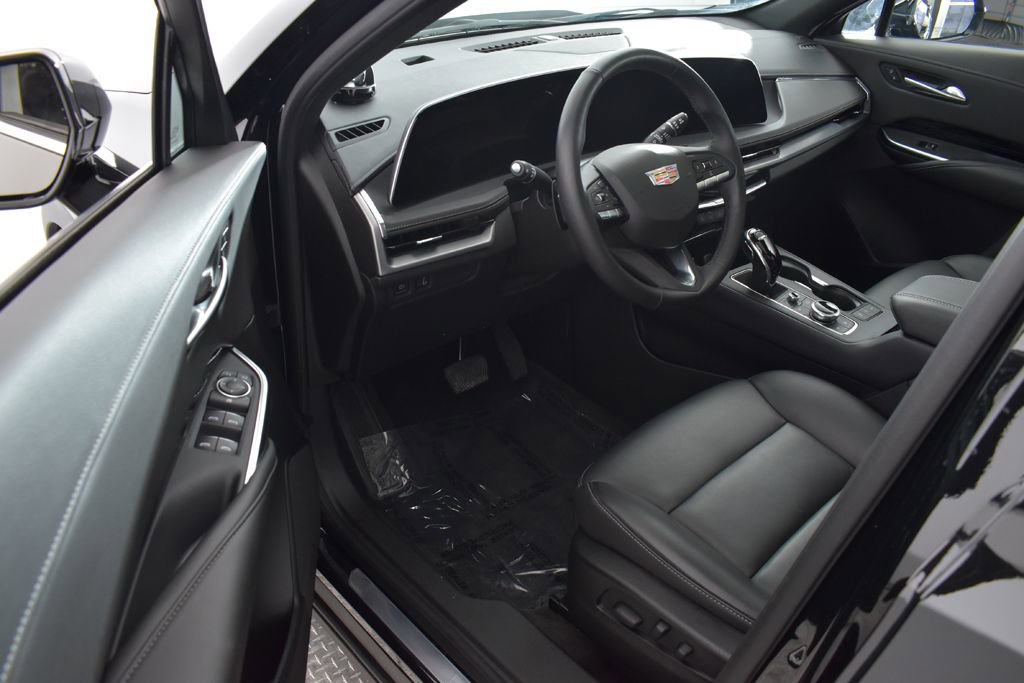 Used 2024 Cadillac XT4 Luxury w/ Cold Weather Package image 14