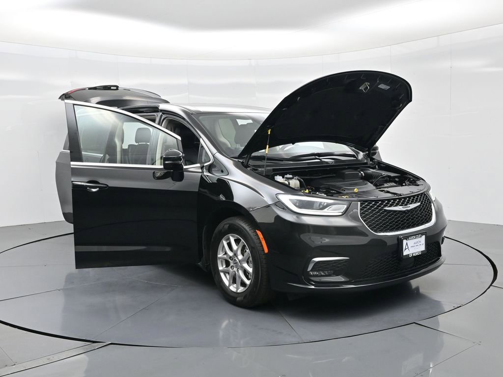 Used 2024 Chrysler Pacifica Touring-L image 37