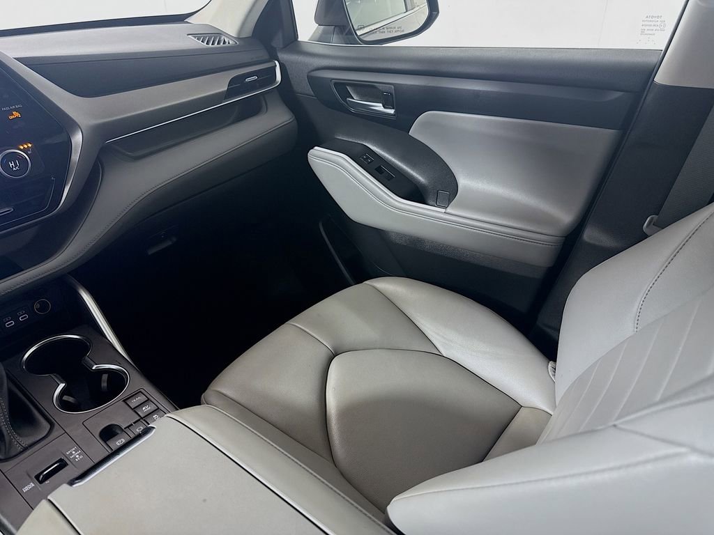 Used 2023 Toyota Highlander XLE AWD/4WD image 22