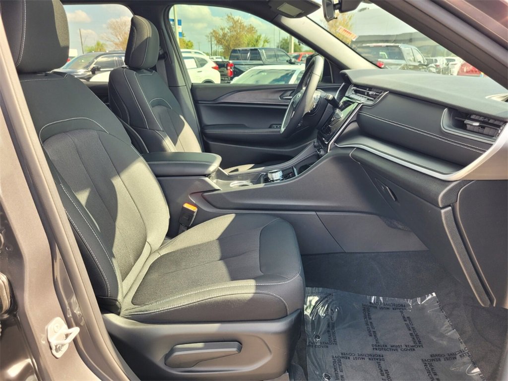 Used 2025 Jeep Grand Cherokee Laredo X w/ Luxury Tech Group I image 21