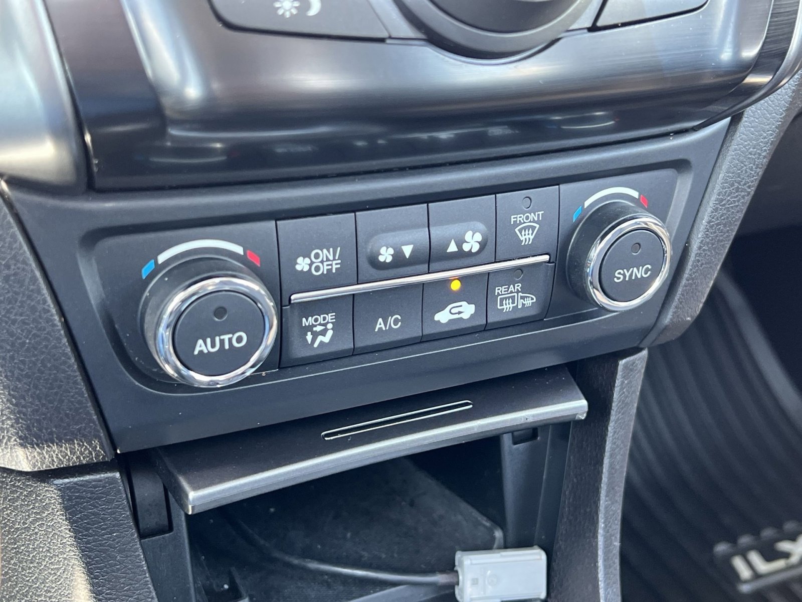 Used 2013 Acura ILX Hybrid w/ Technology Package image 22