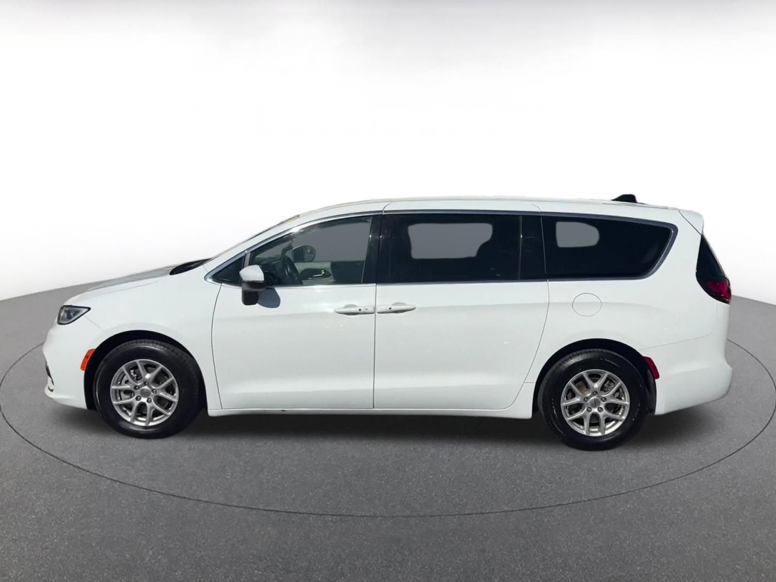 Used 2023 Chrysler Pacifica Touring-L image 9