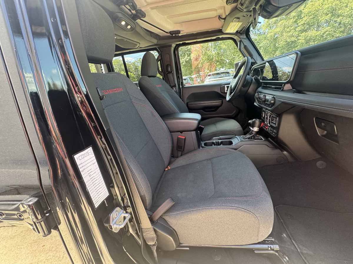 Used 2025 Jeep Wrangler Unlimited Rubicon w/ Convenience Group AWD/4WD image 9