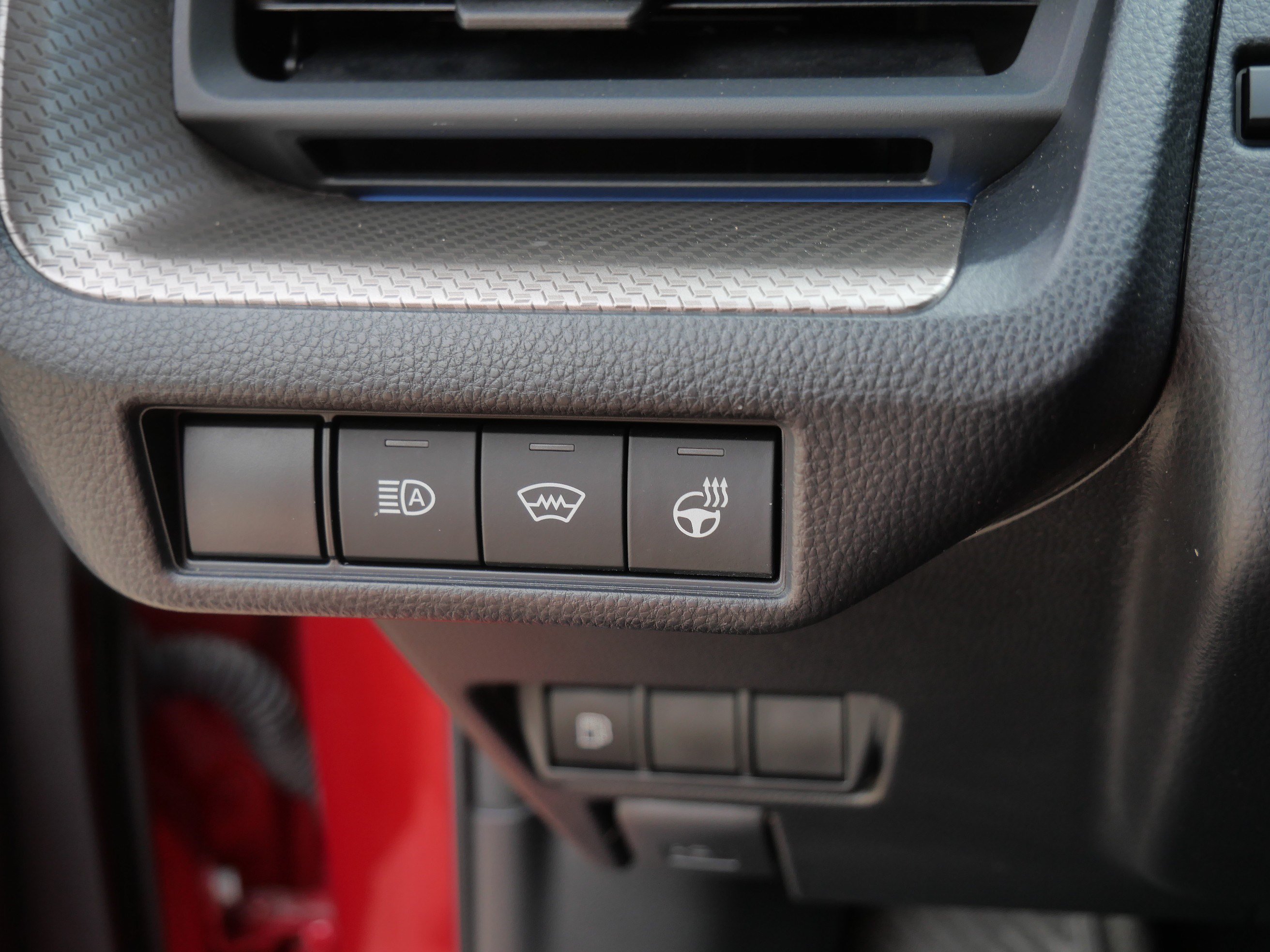 Certified 2025 Toyota Prius XLE FWD image 28