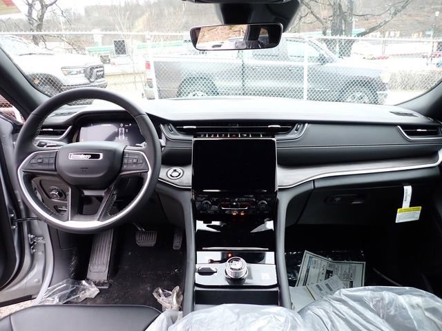 New 2025 Jeep Grand Cherokee Limited w/ Black Appearance Package image 15