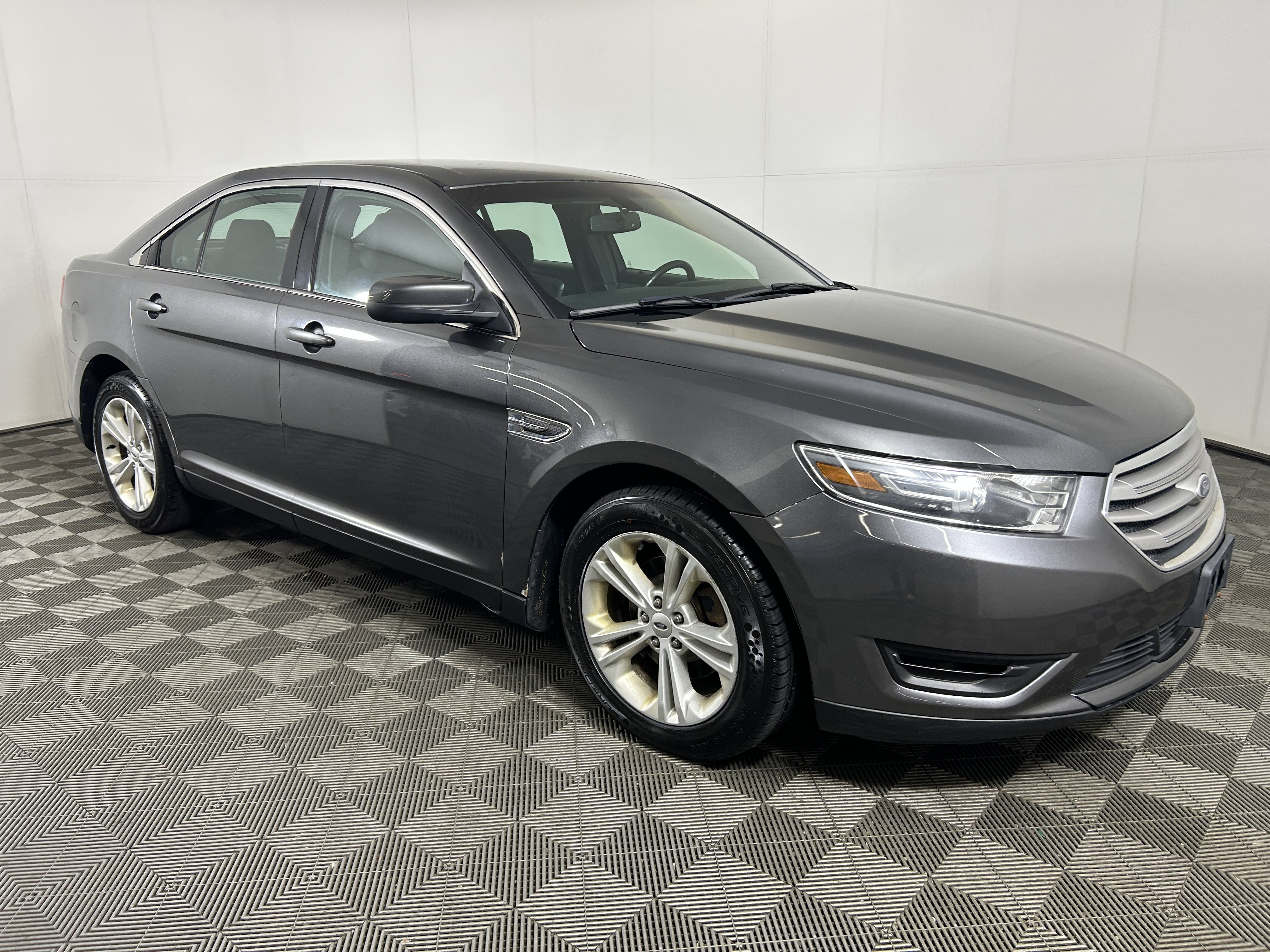 Used 2015 Ford Taurus SEL AWD/4WD image 4