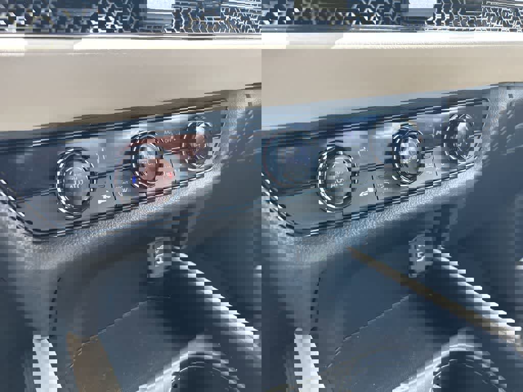 Used 2023 Honda HR-V LX image 39