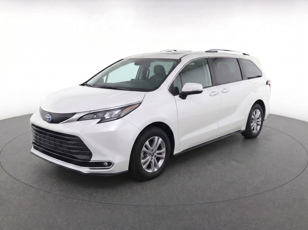 Used 2023 Toyota Sienna Platinum AWD/4WD image 3