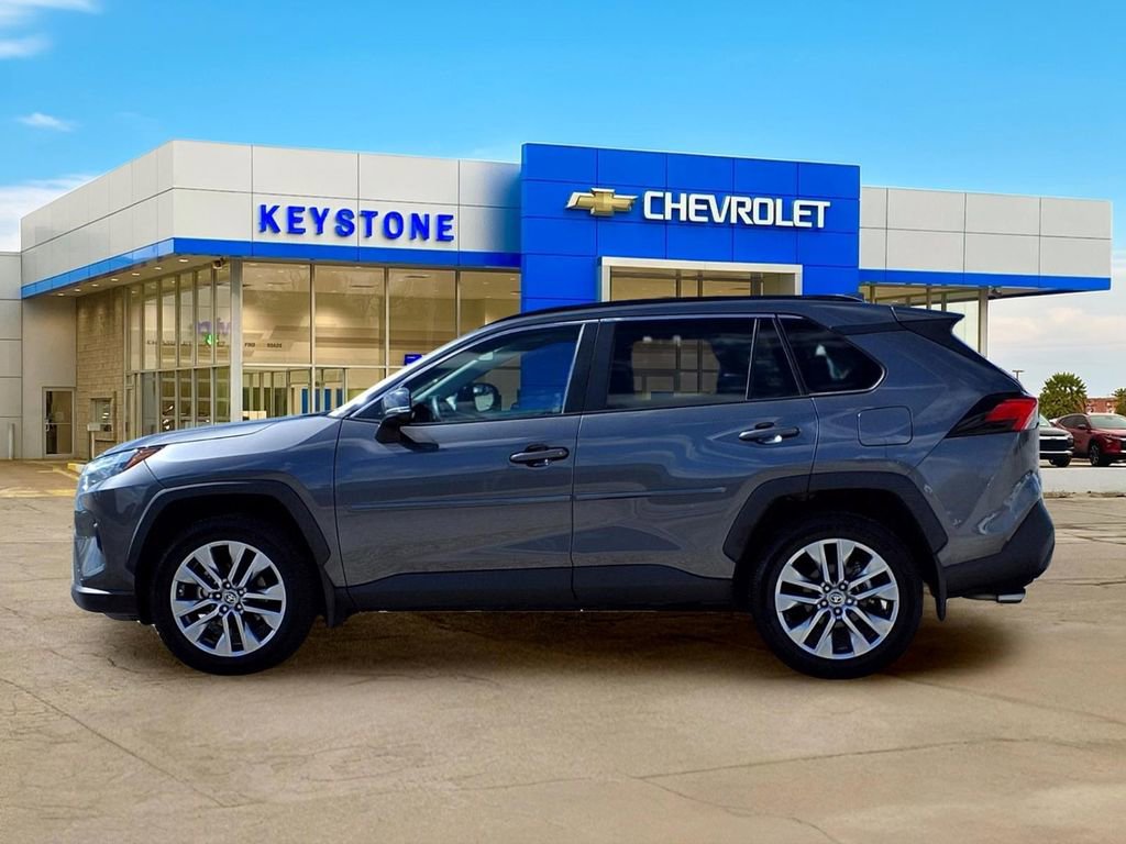 Used 2022 Toyota RAV4 XLE Premium AWD/4WD image 4