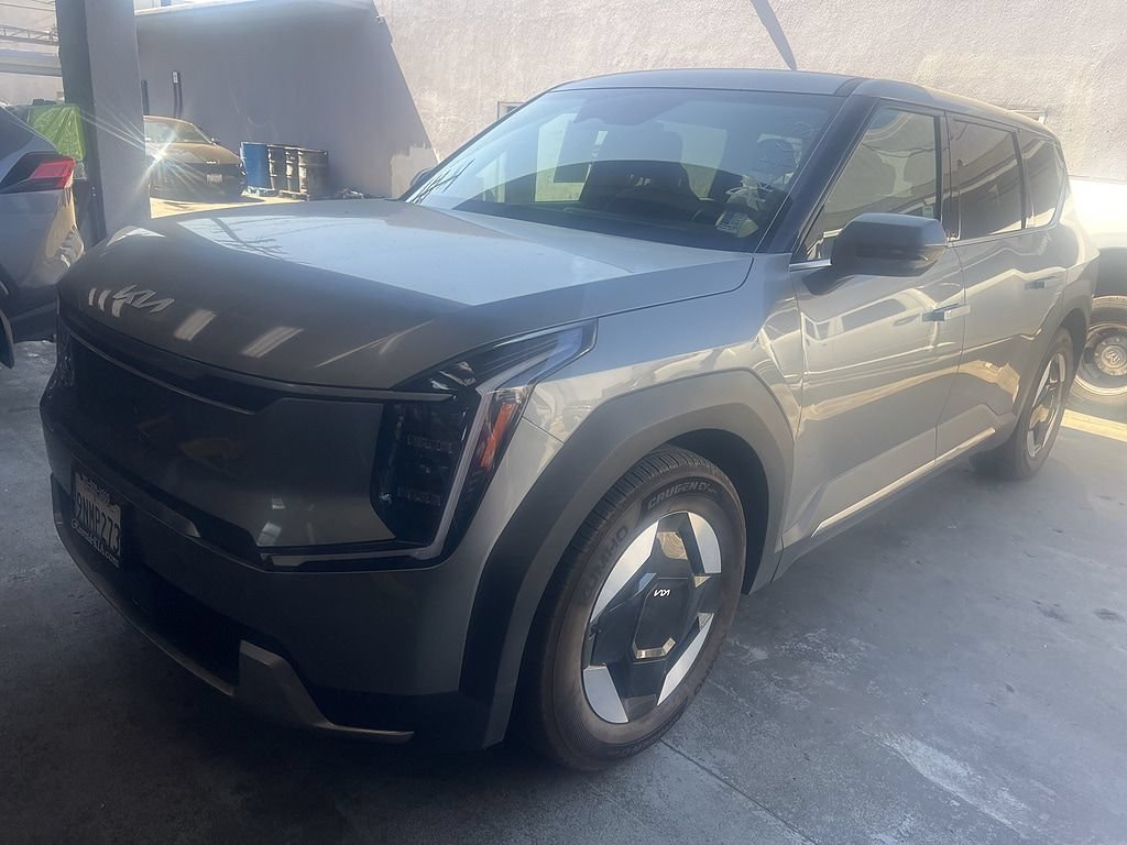 Used 2024 Kia EV9 Light Long Range RWD image 2