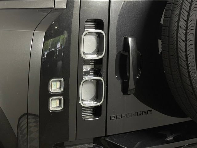 Used 2023 Land Rover Defender 110 V8 AWD/4WD image 13