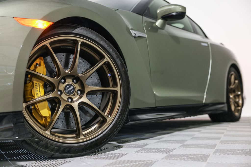 Used 2021 Nissan GT-R Premium image 12