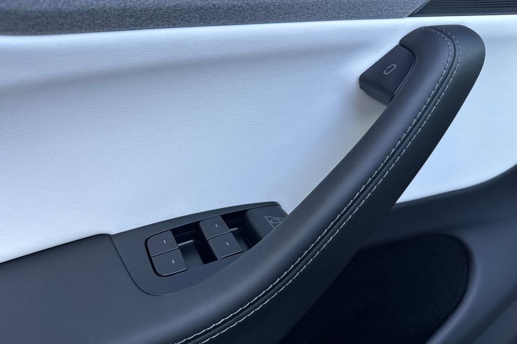 Used 2026 Tesla Model Y 2WD image 10