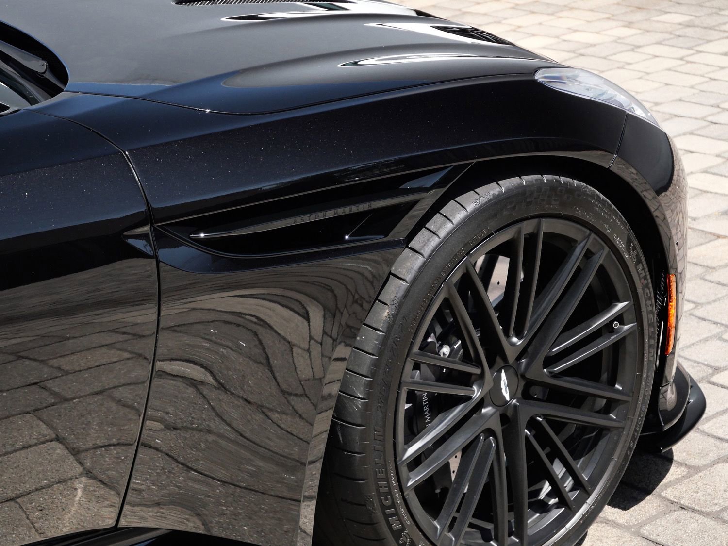 Used 2025 Aston Martin DB12 Convertible RWD image 9