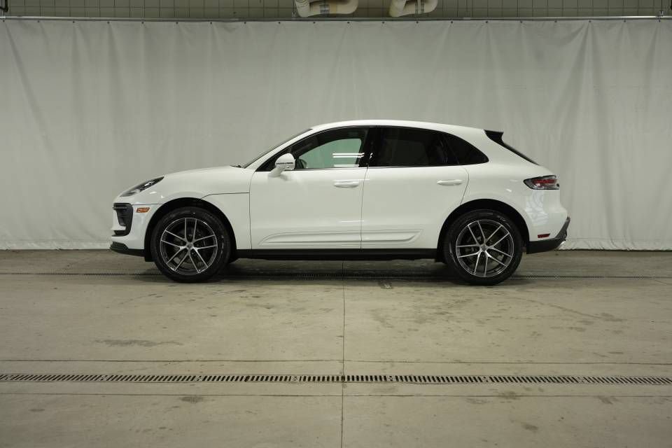 Certified 2026 Porsche Macan AWD/4WD image 2