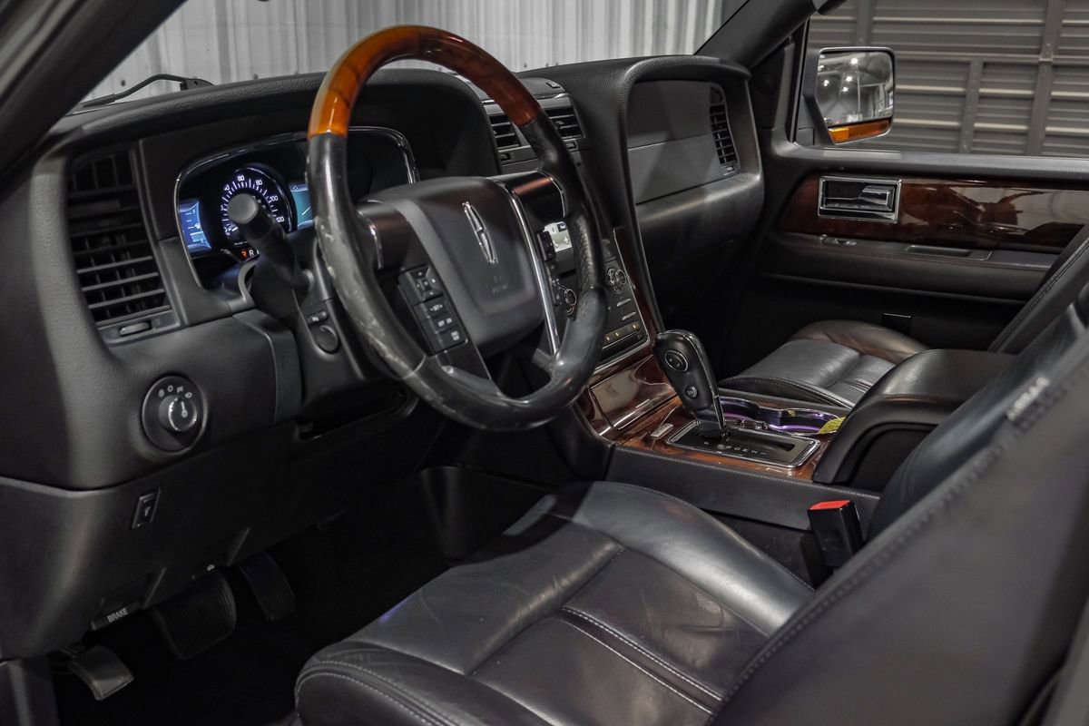 Used 2016 Lincoln Navigator Select image 10