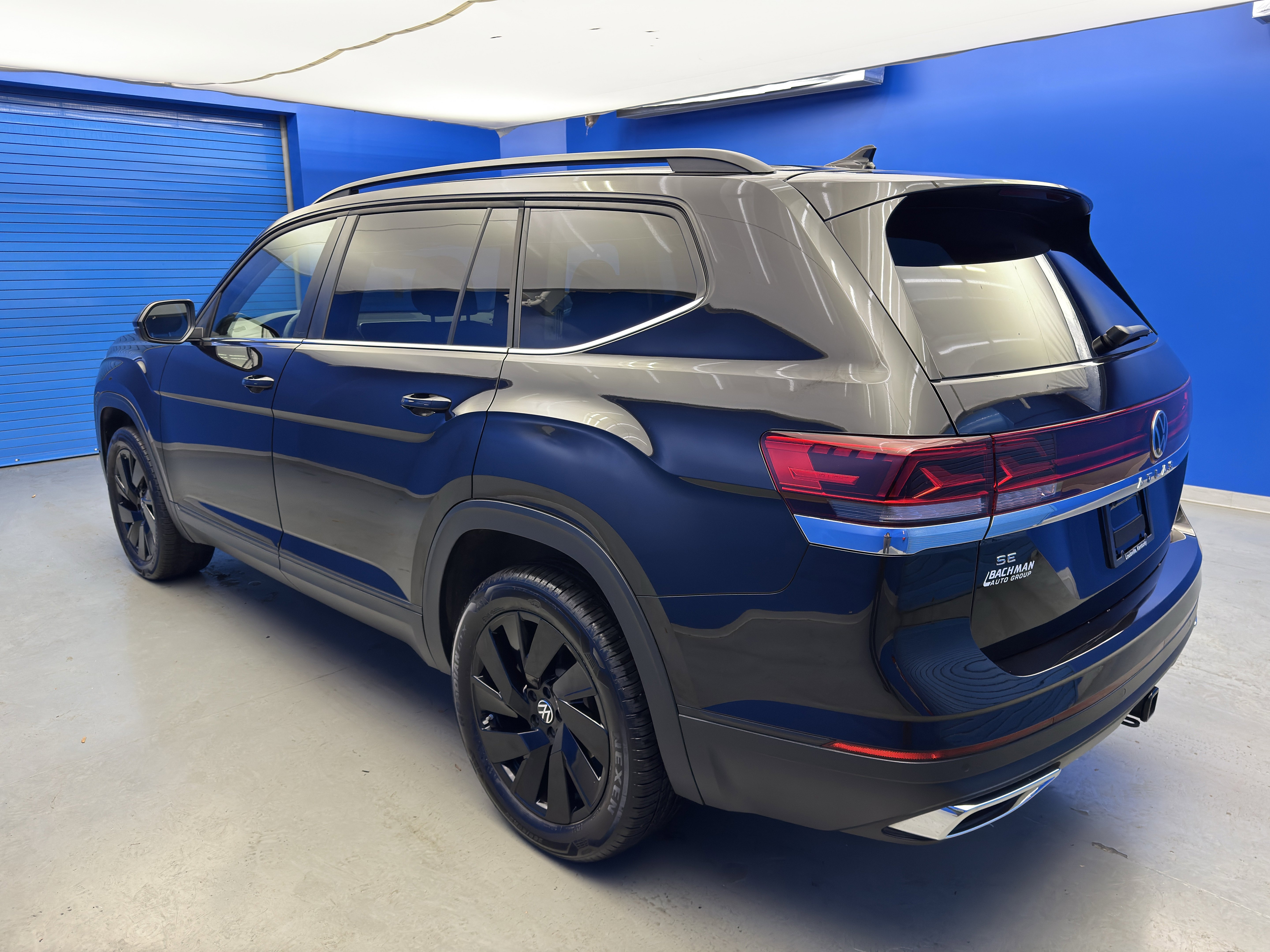 Certified 2025 Volkswagen Atlas SE w/ Black Wheel Package image 5