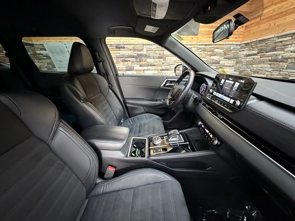 Used 2023 Mitsubishi Outlander SE Black Edition image 14