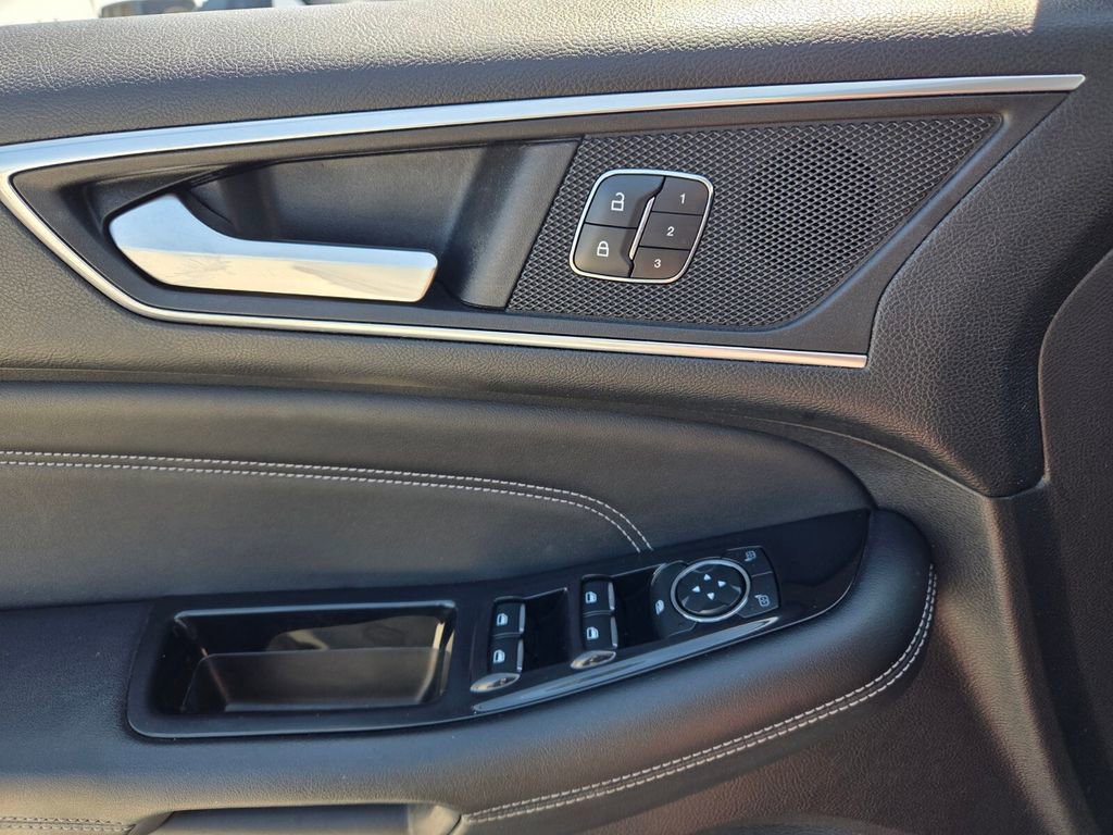 Used 2016 Ford Edge Titanium image 22