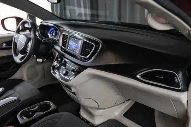 Used 2018 Chrysler Pacifica Touring Plus w/ Tire & Wheel Group FWD image 17