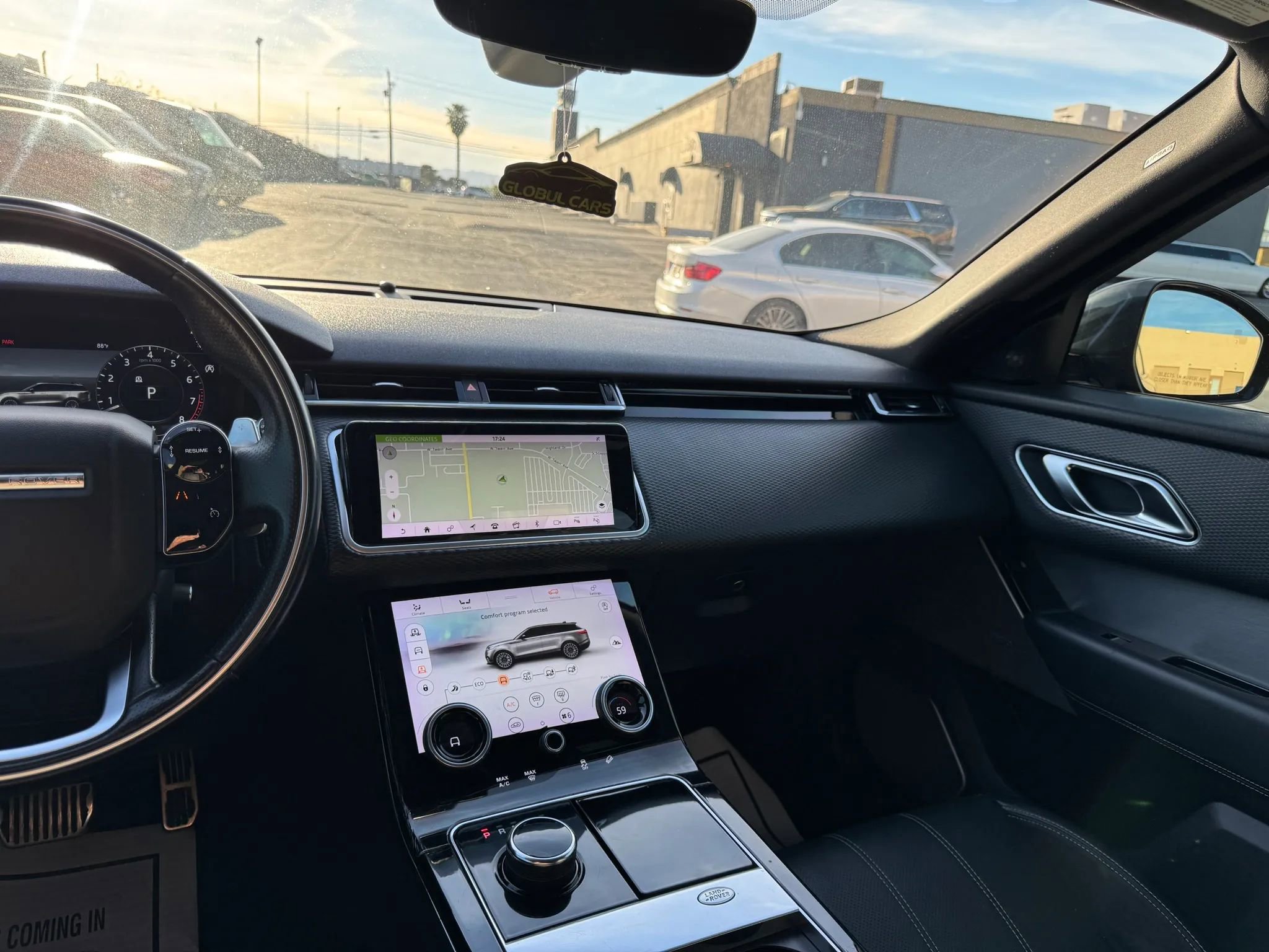 Used 2019 Land Rover Range Rover Velar R-Dynamic SE AWD/4WD image 24
