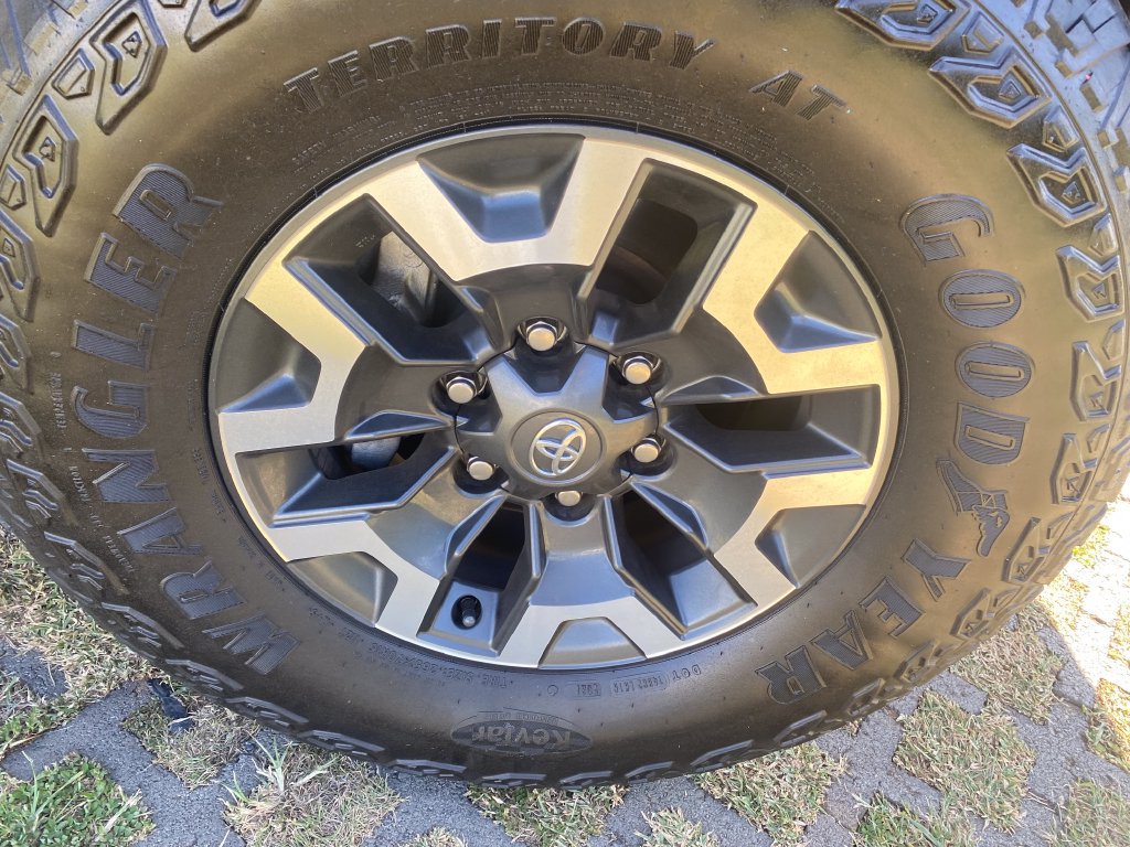 Used 2022 Toyota Tacoma TRD Off-Road w/ Technology Package AWD/4WD image 9