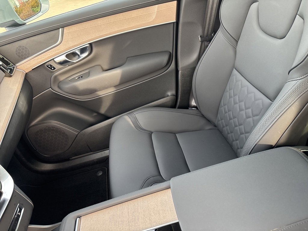 Certified 2025 Volvo XC90 B6 Plus image 33