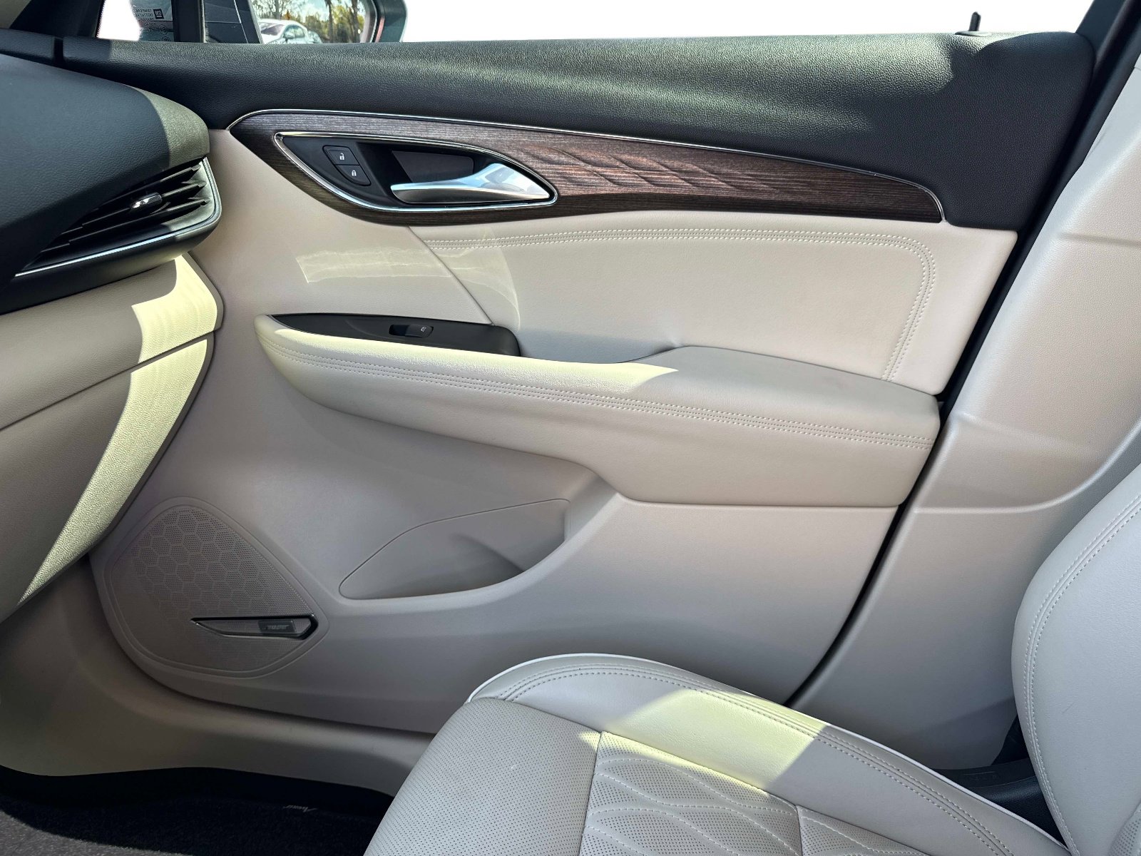 Used 2022 Buick Envision Avenir w/ Technology Package II image 24