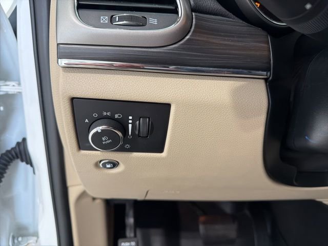 Used 2019 Jeep Grand Cherokee Limited w/ Luxury Group II image 10