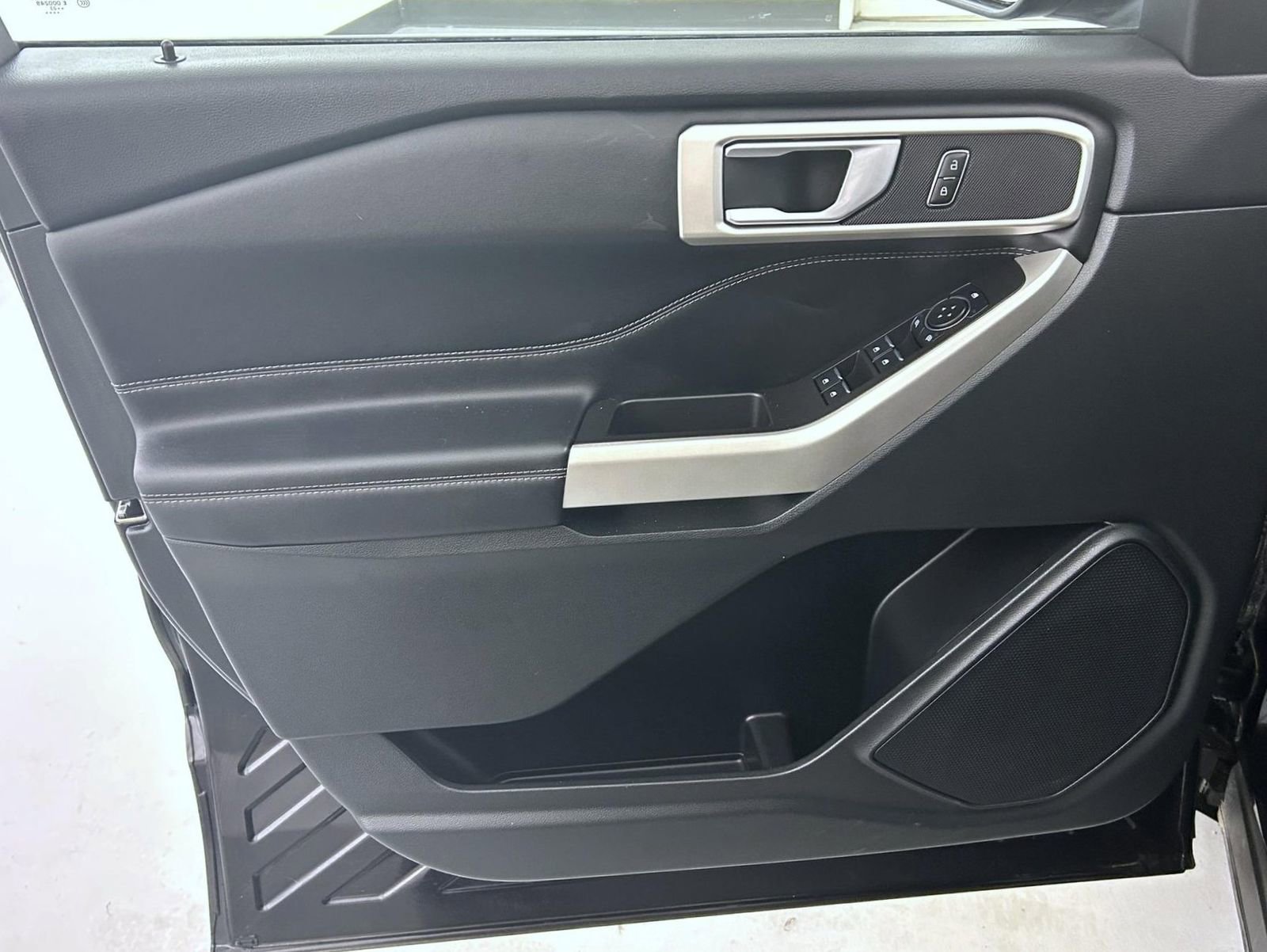 Used 2023 Ford Explorer XLT image 9