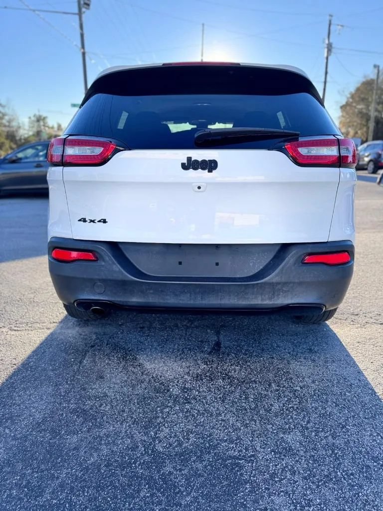 Used 2016 Jeep Cherokee Latitude w/ Cold Weather Group AWD/4WD image 6
