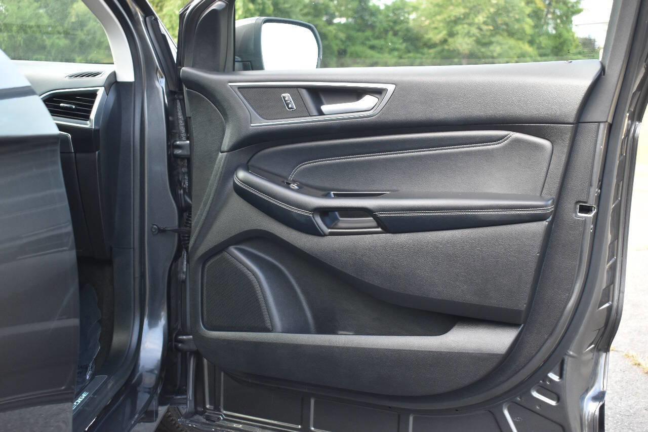 Used 2017 Ford Edge Titanium w/ Equipment Group 301A image 9