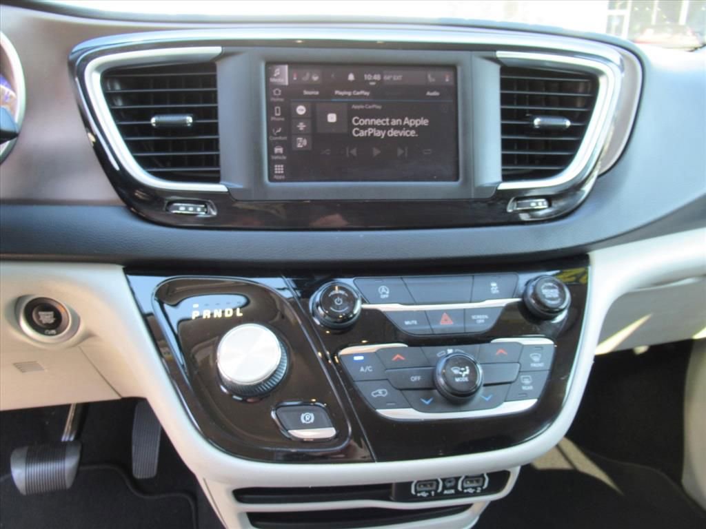 Used 2022 Chrysler Voyager LX image 21