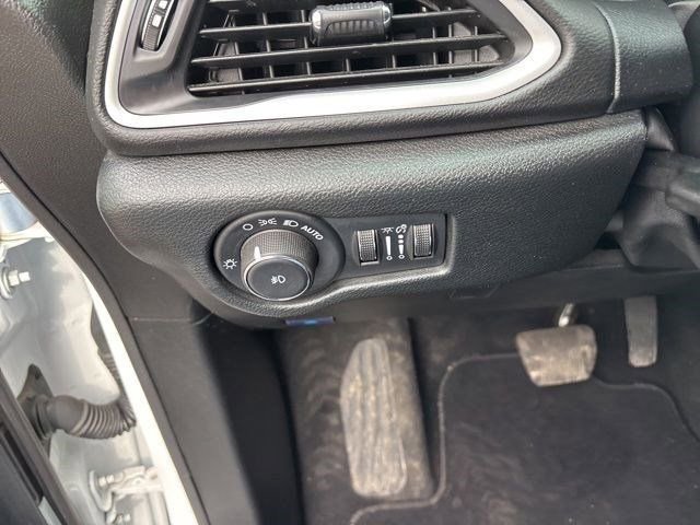 Used 2025 Chrysler Pacifica Select image 19