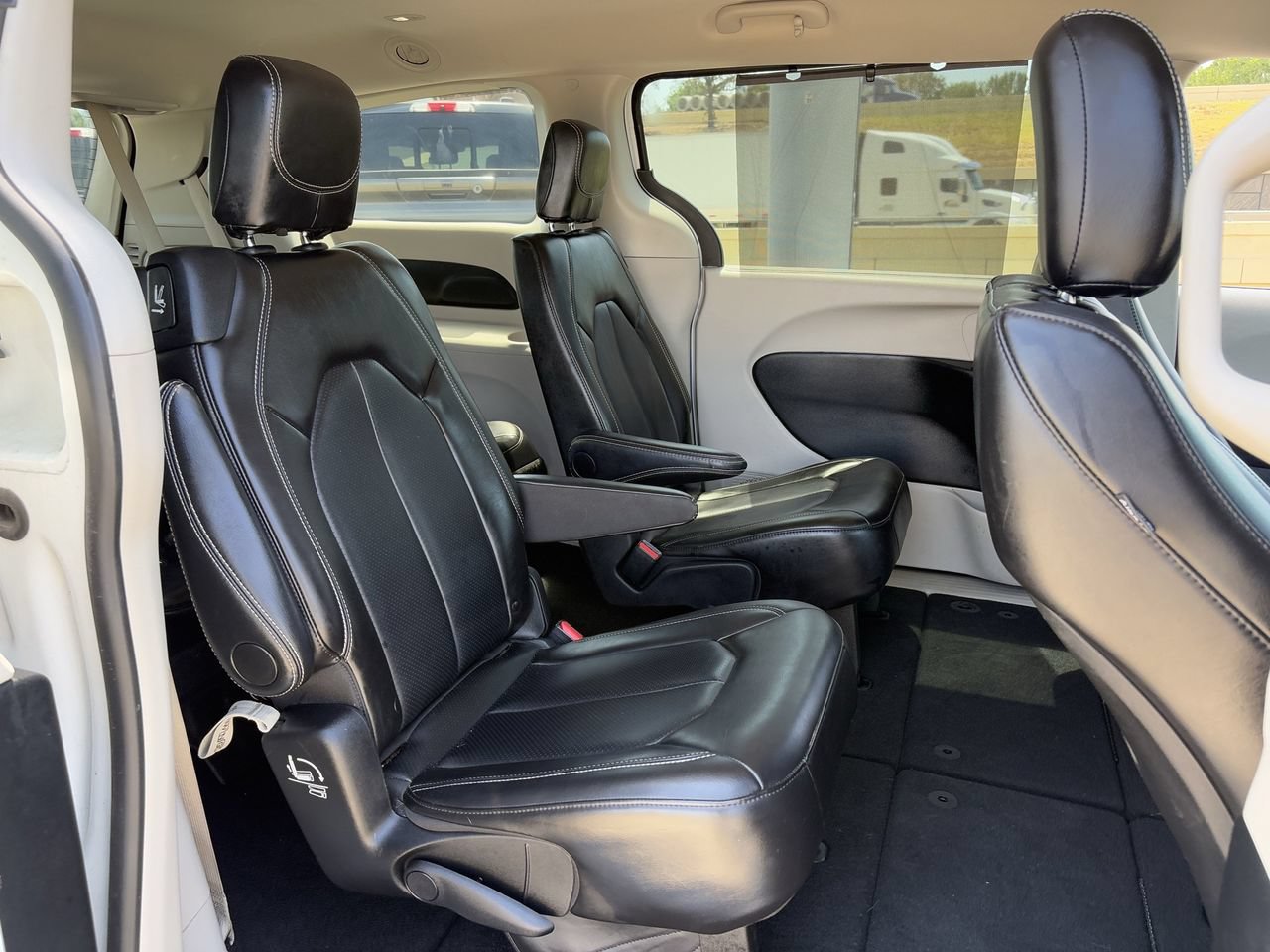 Used 2024 Chrysler Pacifica Touring-L FWD image 30