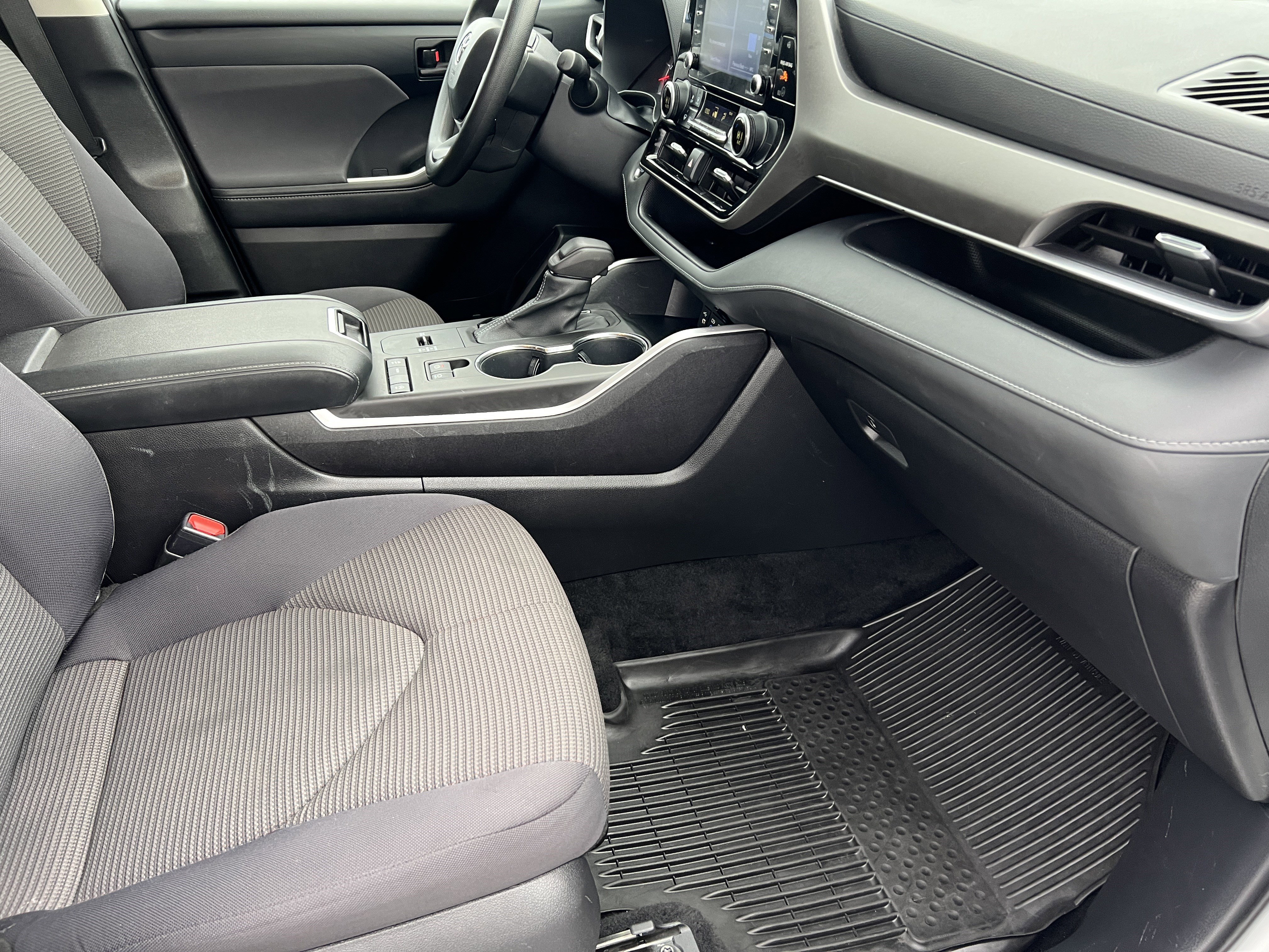 Used 2022 Toyota Highlander L image 25