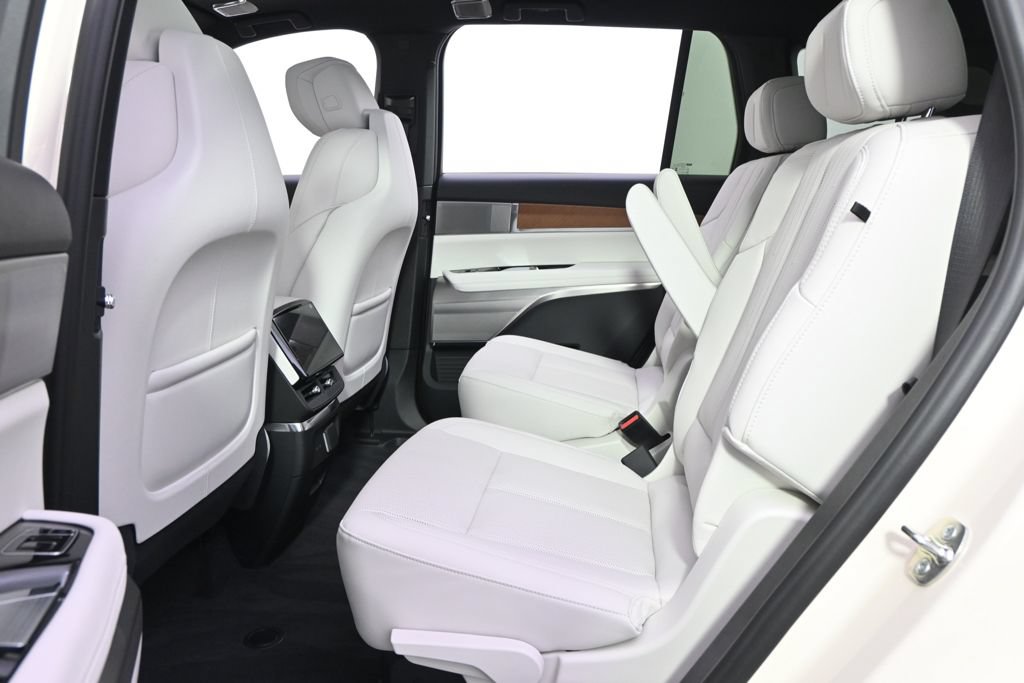 New 2027 Cadillac Vistiq Sport w/ LPO, Floor Liner Package AWD/4WD image 21