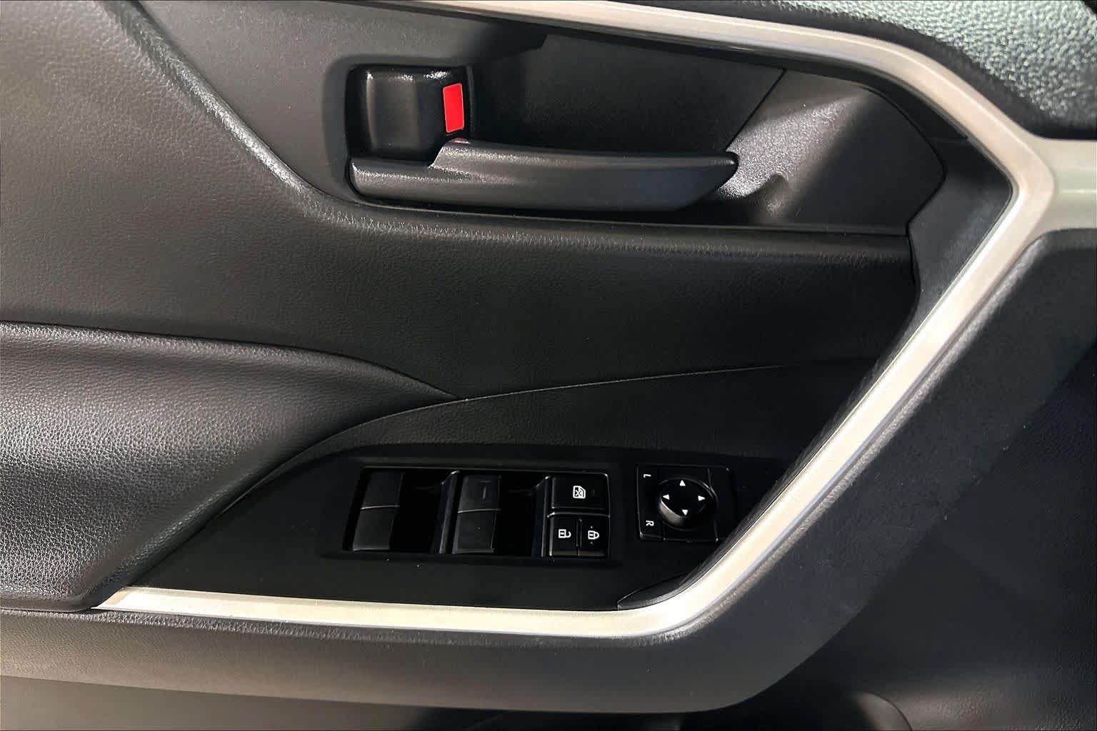 Certified 2021 Toyota RAV4 LE FWD image 33