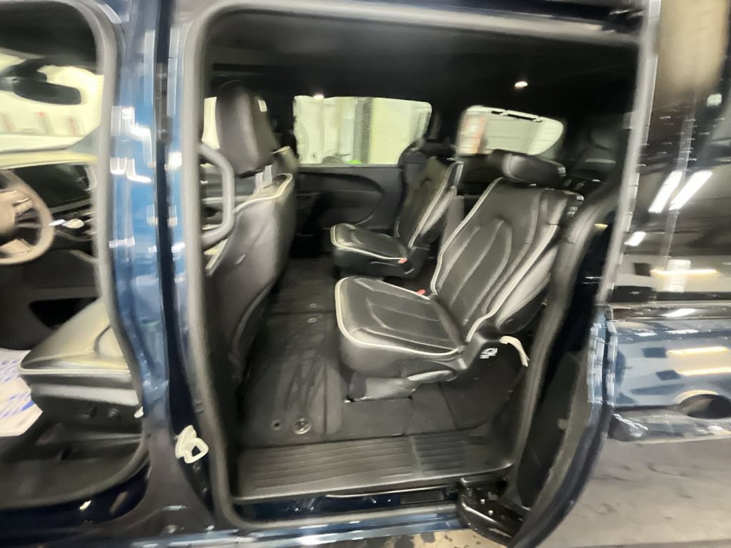 Used 2025 Chrysler Pacifica Limited FWD image 22