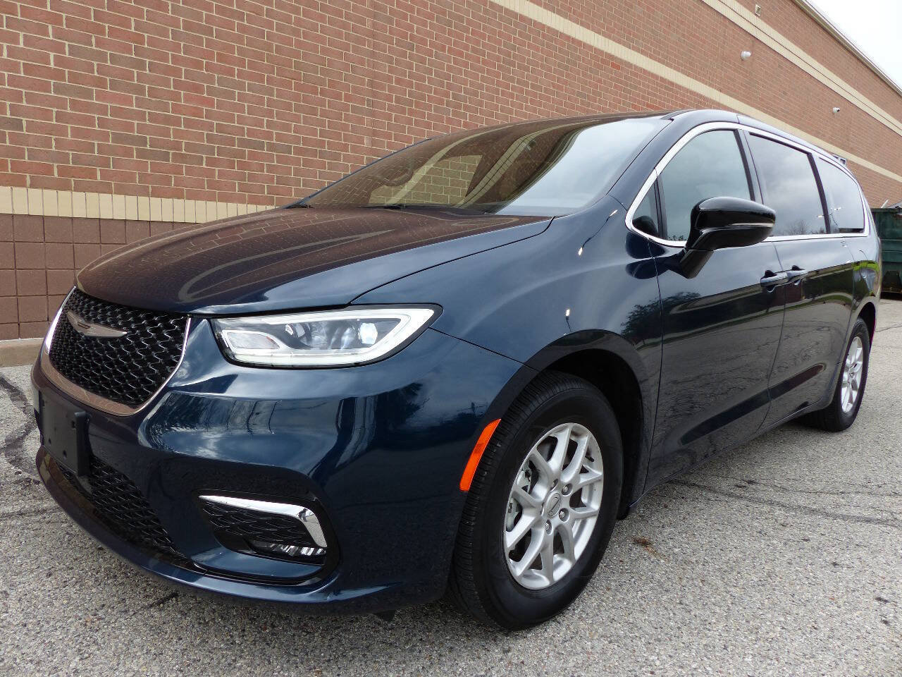 Used 2025 Chrysler Pacifica Select FWD image 6