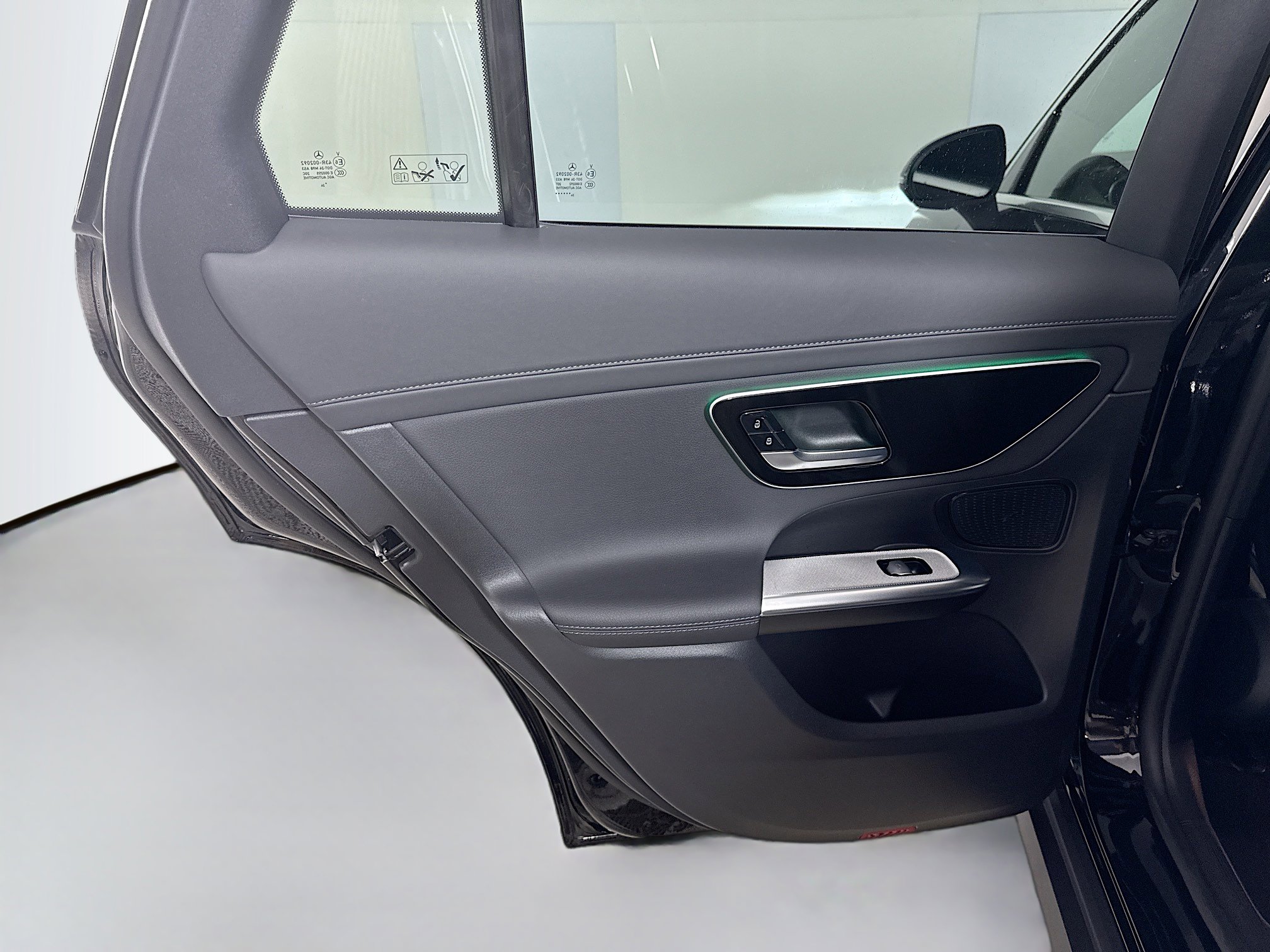 Used 2025 Mercedes-Benz GLC 300 4MATIC image 26