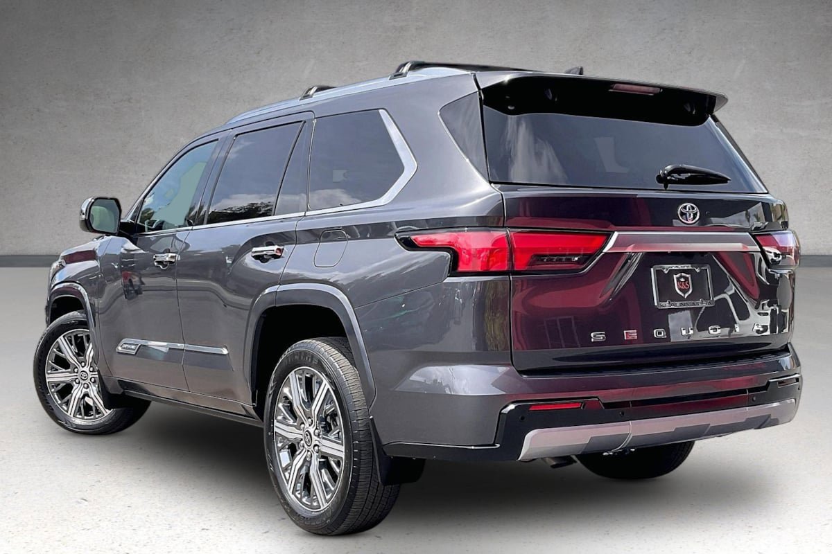 Used 2023 Toyota Sequoia Capstone AWD/4WD image 35