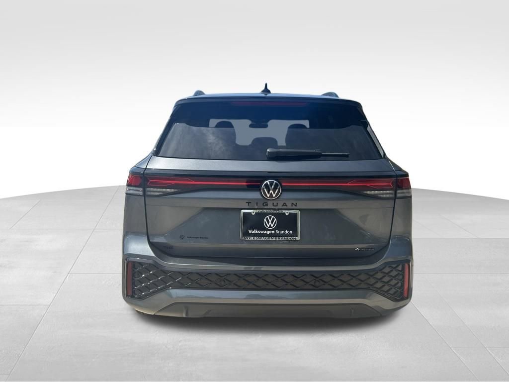 Certified 2025 Volkswagen Tiguan SE R-Line AWD/4WD image 4