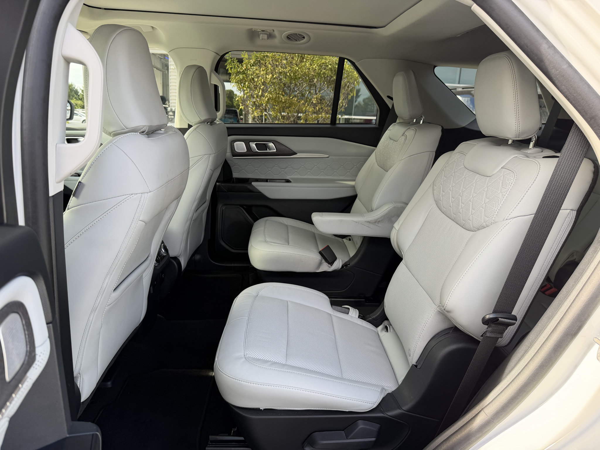 Used 2025 Ford Explorer Platinum w/ Ultimate Package AWD/4WD image 21