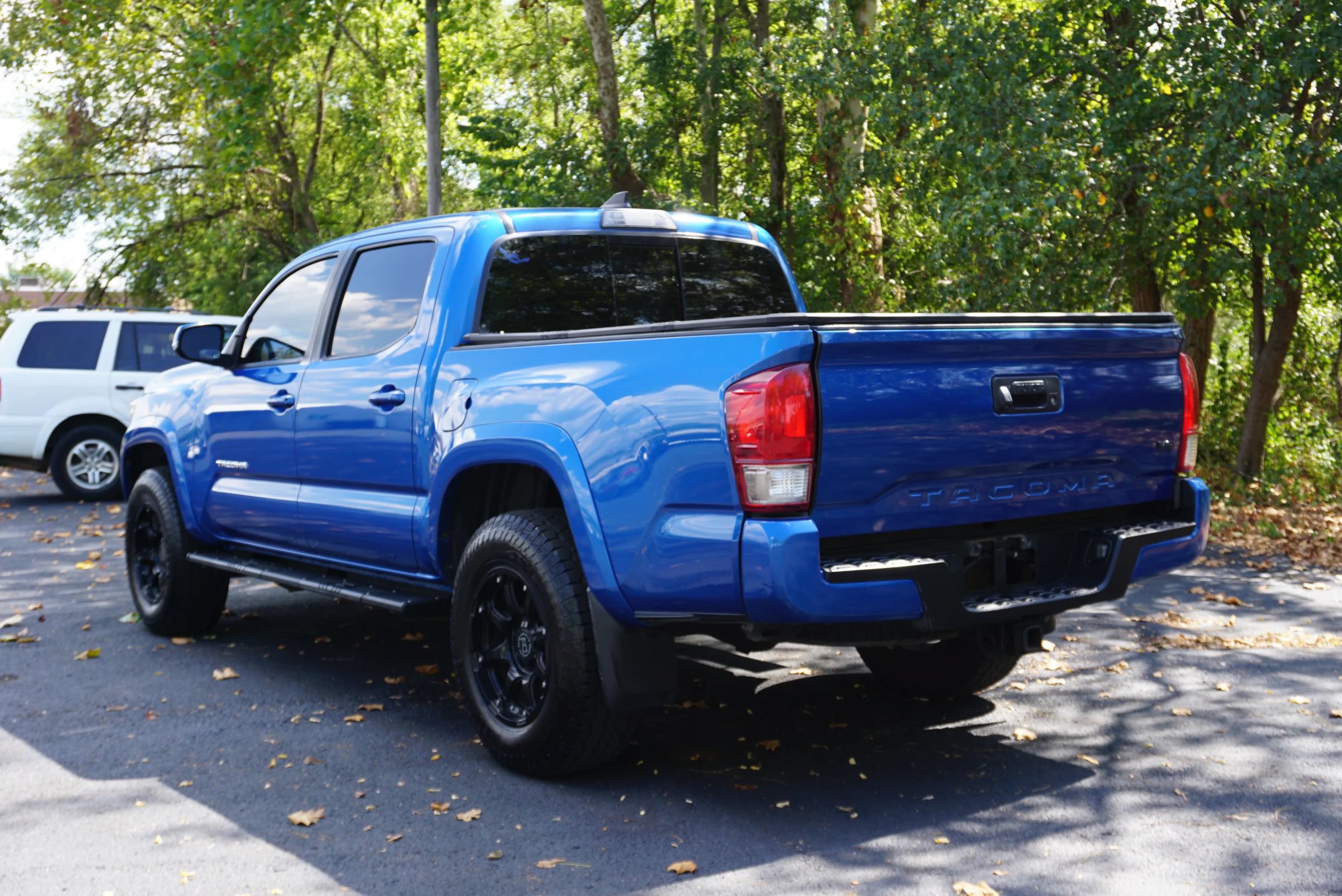 Used 2017 Toyota Tacoma TRD Sport w/ Tow Package (A/T) AWD/4WD image 7