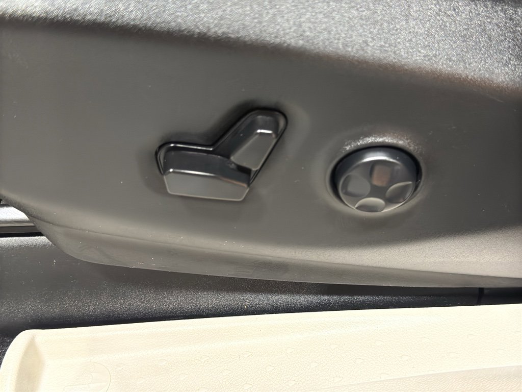 Used 2024 Chrysler Pacifica Touring-L image 16