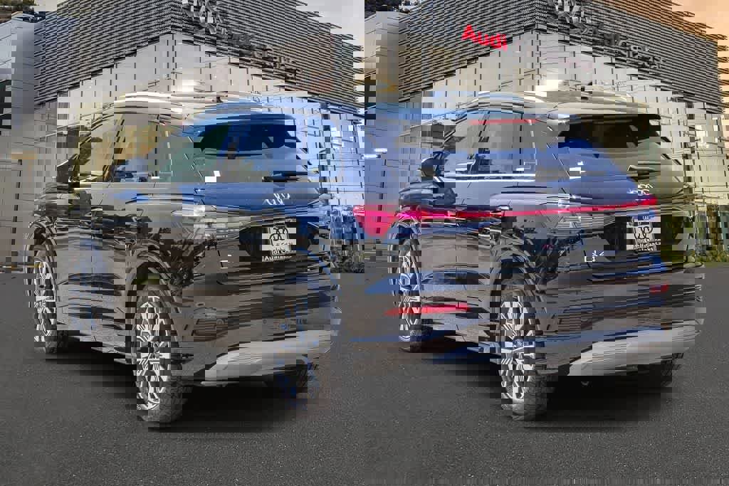 Used 2023 Audi Q4 e-tron Premium Plus w/ Premium Plus image 2