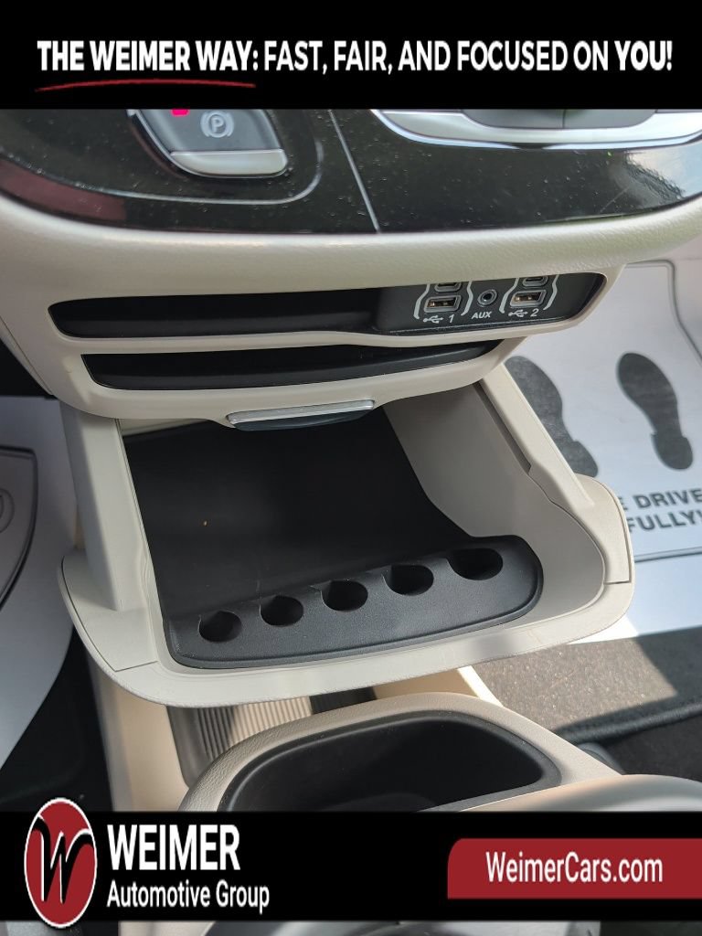 Used 2024 Chrysler Pacifica Touring-L FWD image 31