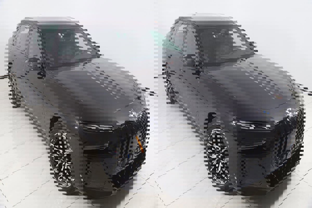 Used 2023 BMW 740i w/ Parking Assistance Package image 24